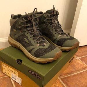 *almost new* Keen hiking boots